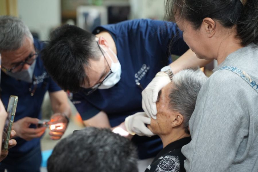 屏東滿州口腔義診現場,承霖慈善基金會支持中醫大牙醫系團隊,溫柔細心地為偏鄉長者進行補牙與口腔診療