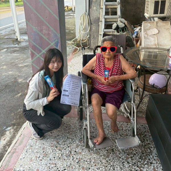 承霖慈善基金會支持中醫大牙醫系,深入屏東滿州偏鄉進行逐戶衛教家訪,親手為獨居長輩送上最實質的健康關懷