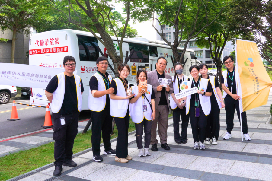 CHC Charity Foundation CEO Dr. Peter Lee (center) poses with volunteers, thanking donors for supporting the blood donation campaign.