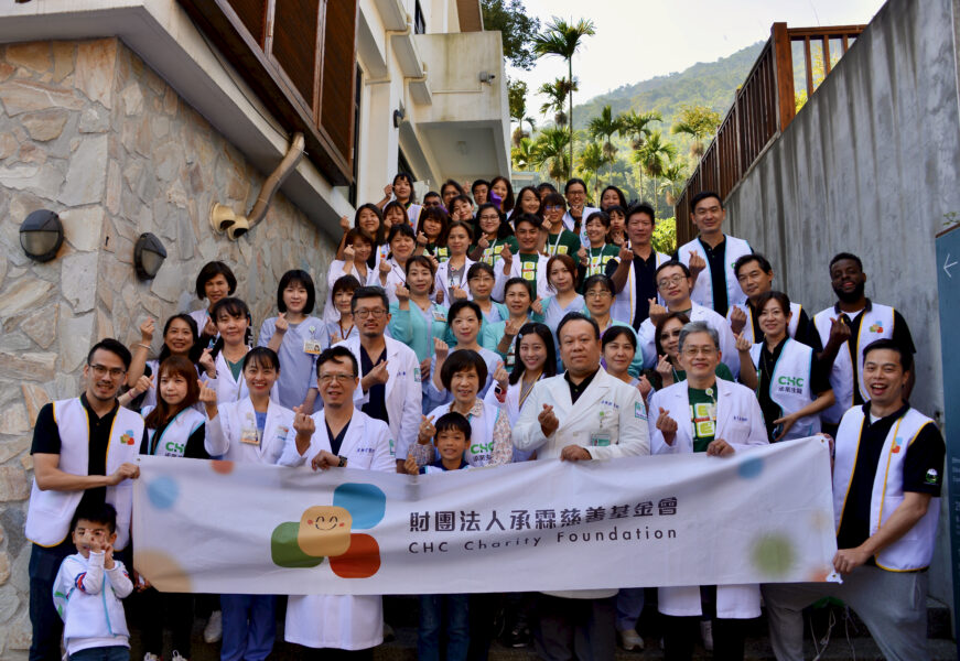 承霖慈善基金會志工與怡仁醫院醫護團隊在南投同富村進行偏鄉義診服務
