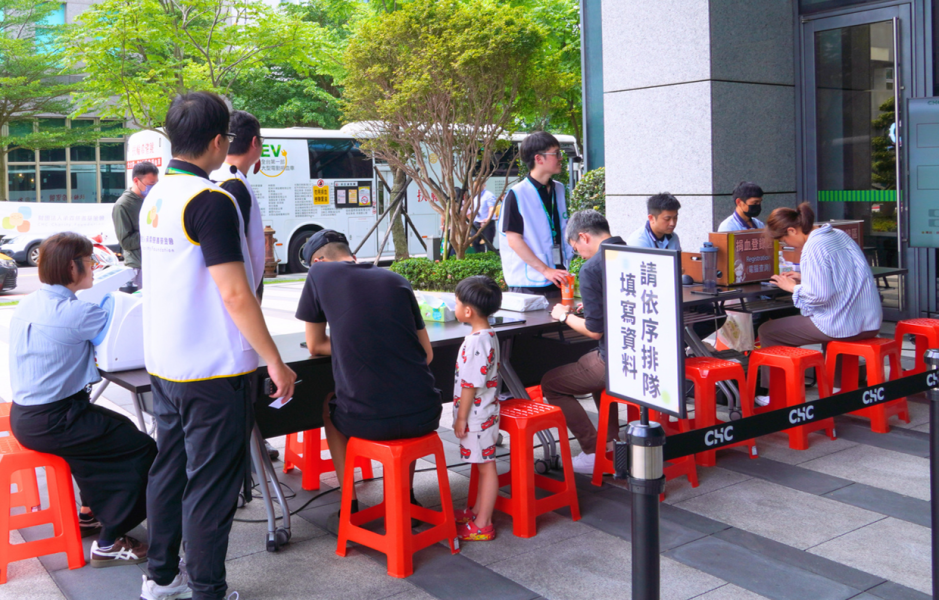 Live scene from the 2026 CHC Charity Foundation blood donation campaign, with enthusiastic donors supporting community initiatives.