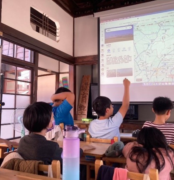承霖慈善基金會 2025 幼苗暖冬專案，資助璞育文教協會社工薪資，穩固偏鄉孩童 6 萬人次的課後學習與溫暖陪伴。