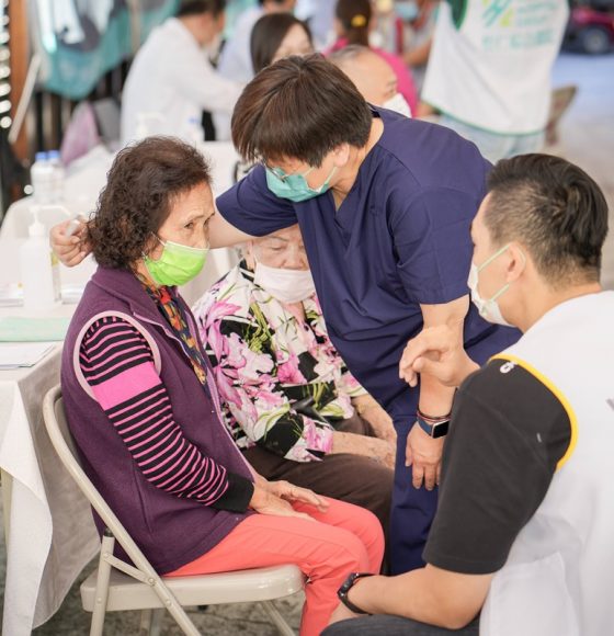 承霖慈善基金會志工與怡仁醫院專業團隊於南投同富村進行偏鄉義診