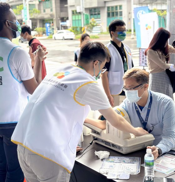 承霖慈善基金會與承業生醫同仁在雨中參與第二屆愛心捐血活動，成功募集350袋熱血