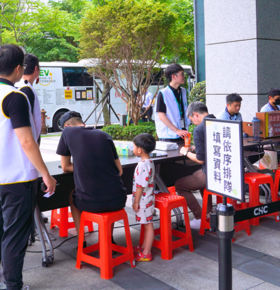 Live scene from the 2026 CHC Charity Foundation blood donation campaign, with enthusiastic donors supporting community initiatives.